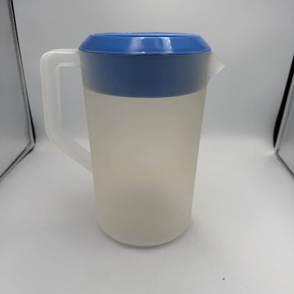 Rubbermaid 1 Gallon Plastic Pitcher with Blue 3-Way Lid 3.8L Frosted 2718 USA